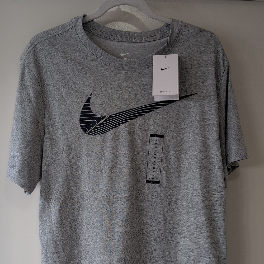 The Nike Tee Men’s Gray Short-Sleeve Blue Swoosh Front Graphic Medium Dri-Fit